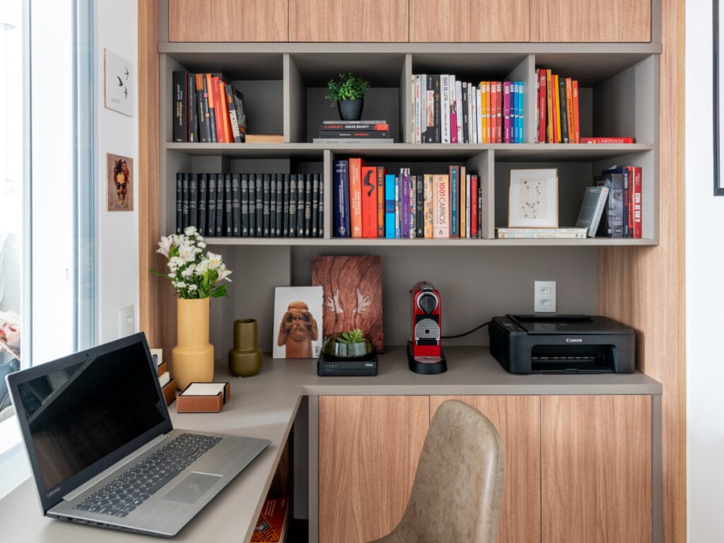 Com mais espaço, o home office pode ser em uma área que combina com a personalidade do morador (Projeto: Arquiteta Isabela Nalon | Imagem: Julia Herman)