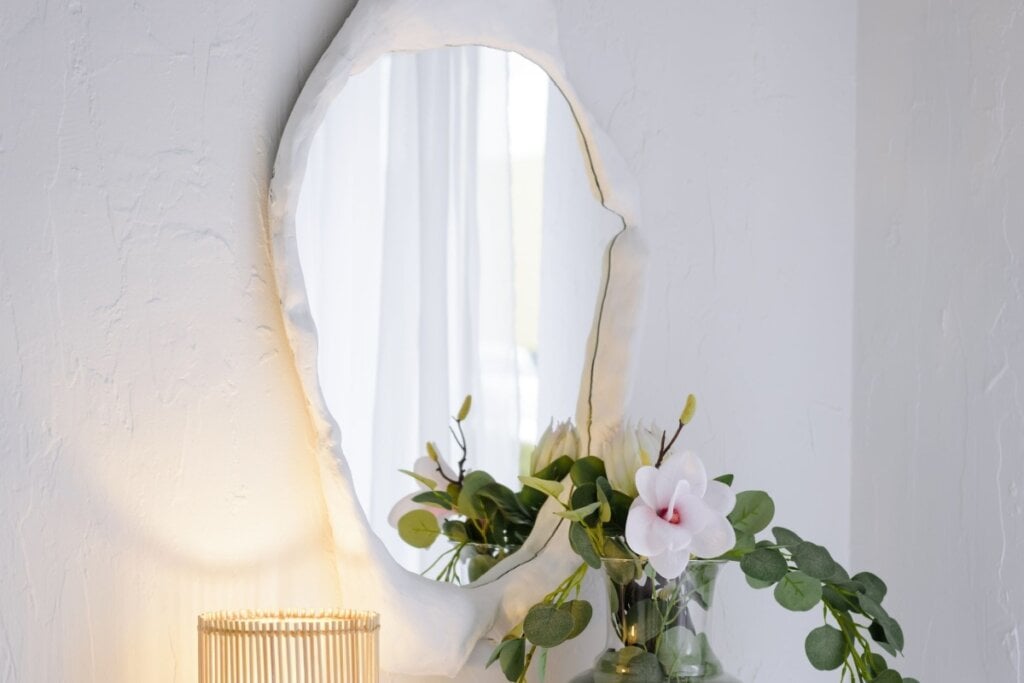 O espelho deve estar posicionado da forma correta para atrair  boas energias (Imagem: g_dasha | Shutterstock)