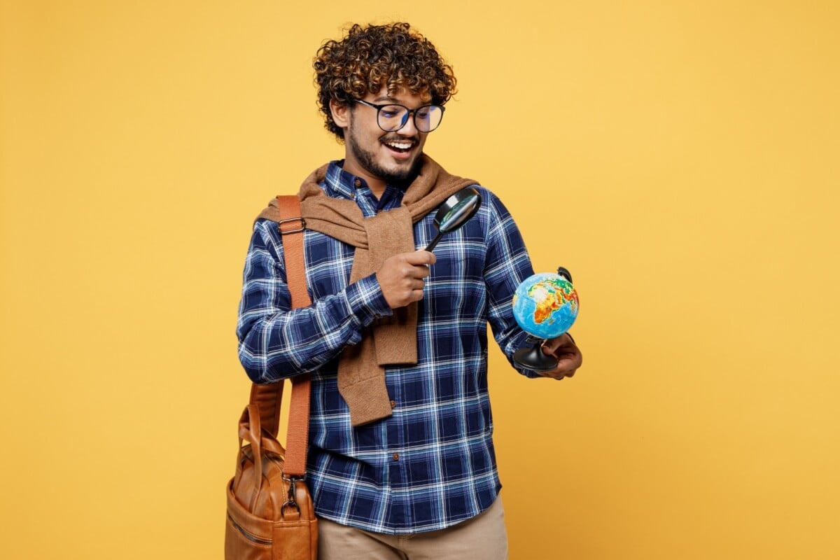 Universidades internacionais oferecem bolsas de estudos (Imagem: ViDI Studio | Shutterstock)