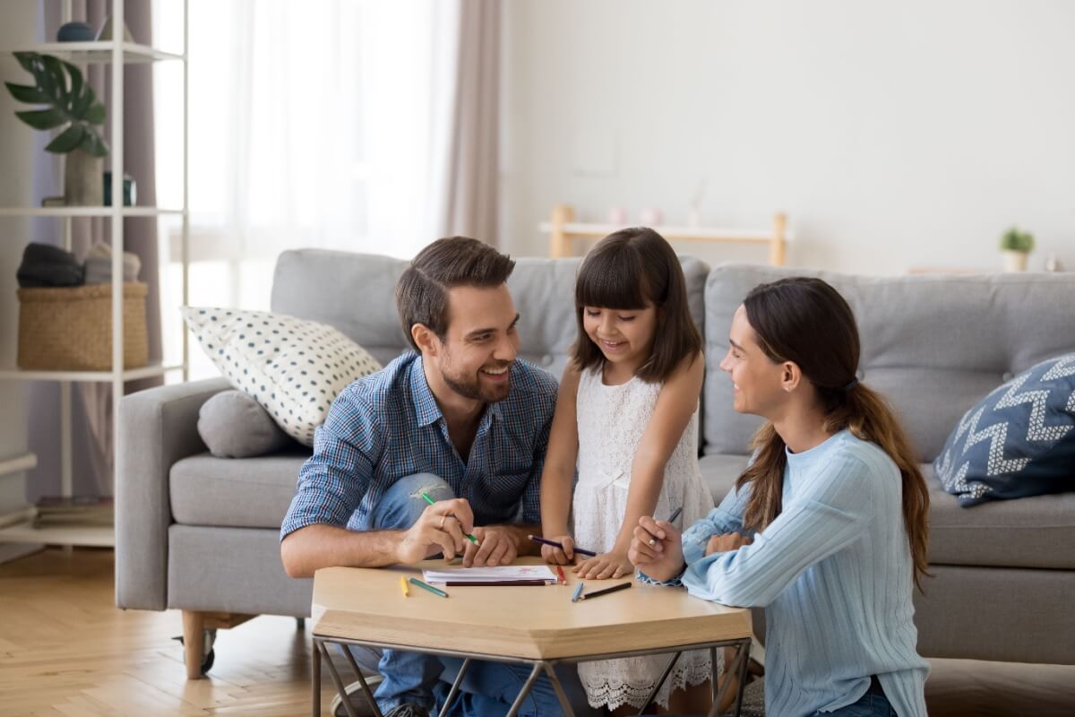 Para educar uma criança com respeito, é preciso rever comportamentos normalizados de adultos (Imagem: fizkes | Shutterstock)