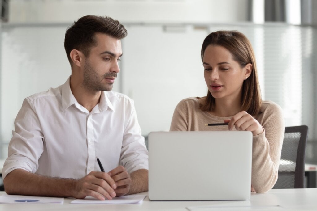 A prática do feedback construtivo é essencial para fortalecer a comunicação e impulsionar o crescimento profissional no ambiente de trabalho (Imagem: fizkes | Shutterstock)