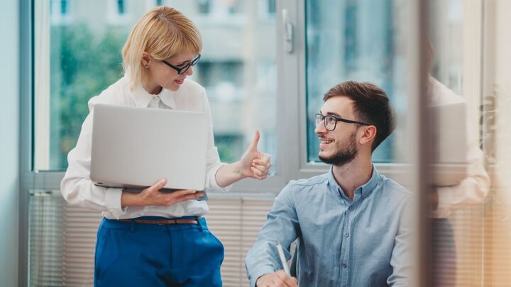 O feedback assertivo contribui para um ambiente em que cada membro da equipe se sente valorizado e incentivado a evoluir (Imagem: Suteren Studio | Shutterstock)