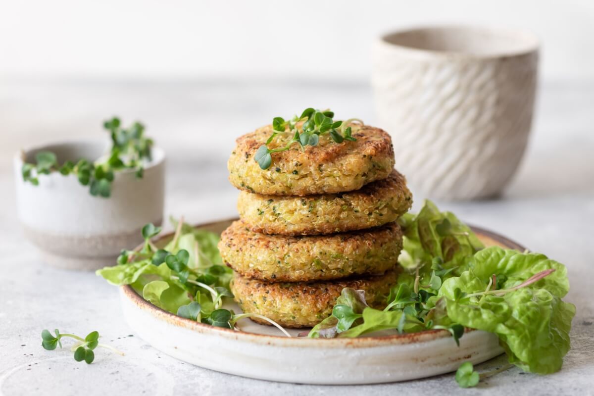 Hambúrguer de quinoa e brócolis (Imagem: Mila Naumova | Shutterstock)