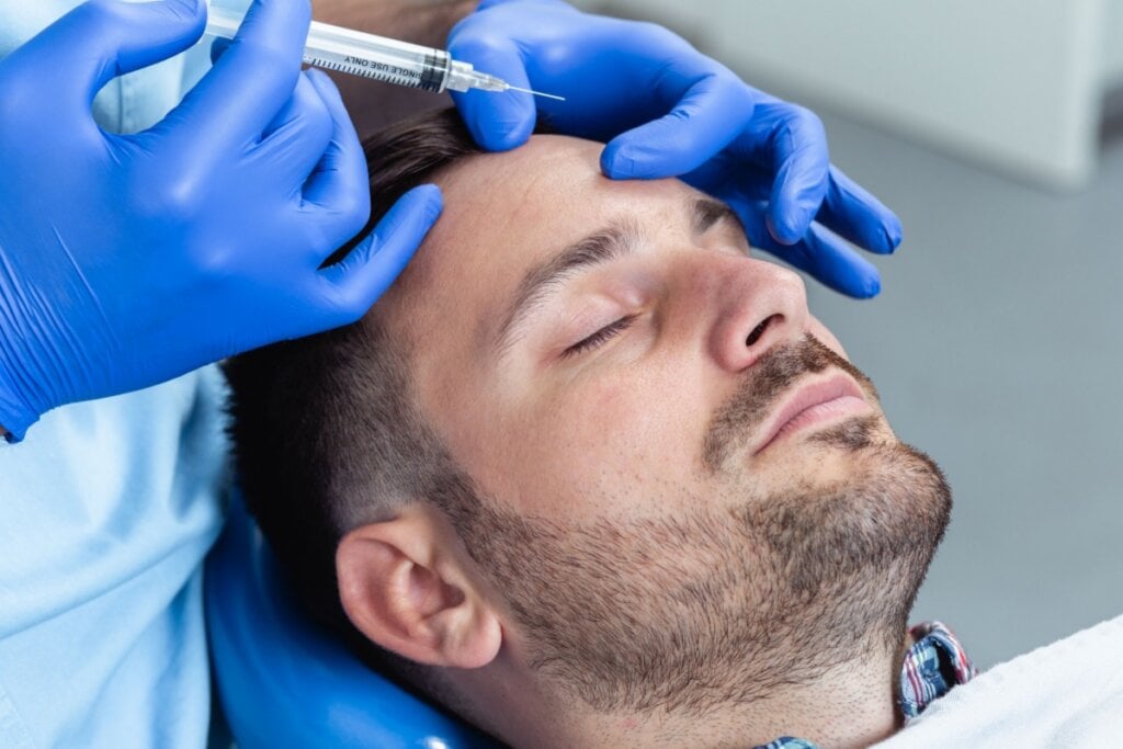 A aplica&ccedil;&atilde;o de botox ajuda a suavizar rugas de express&atilde;o (Imagem: hedgehog94 | Shutterstock)