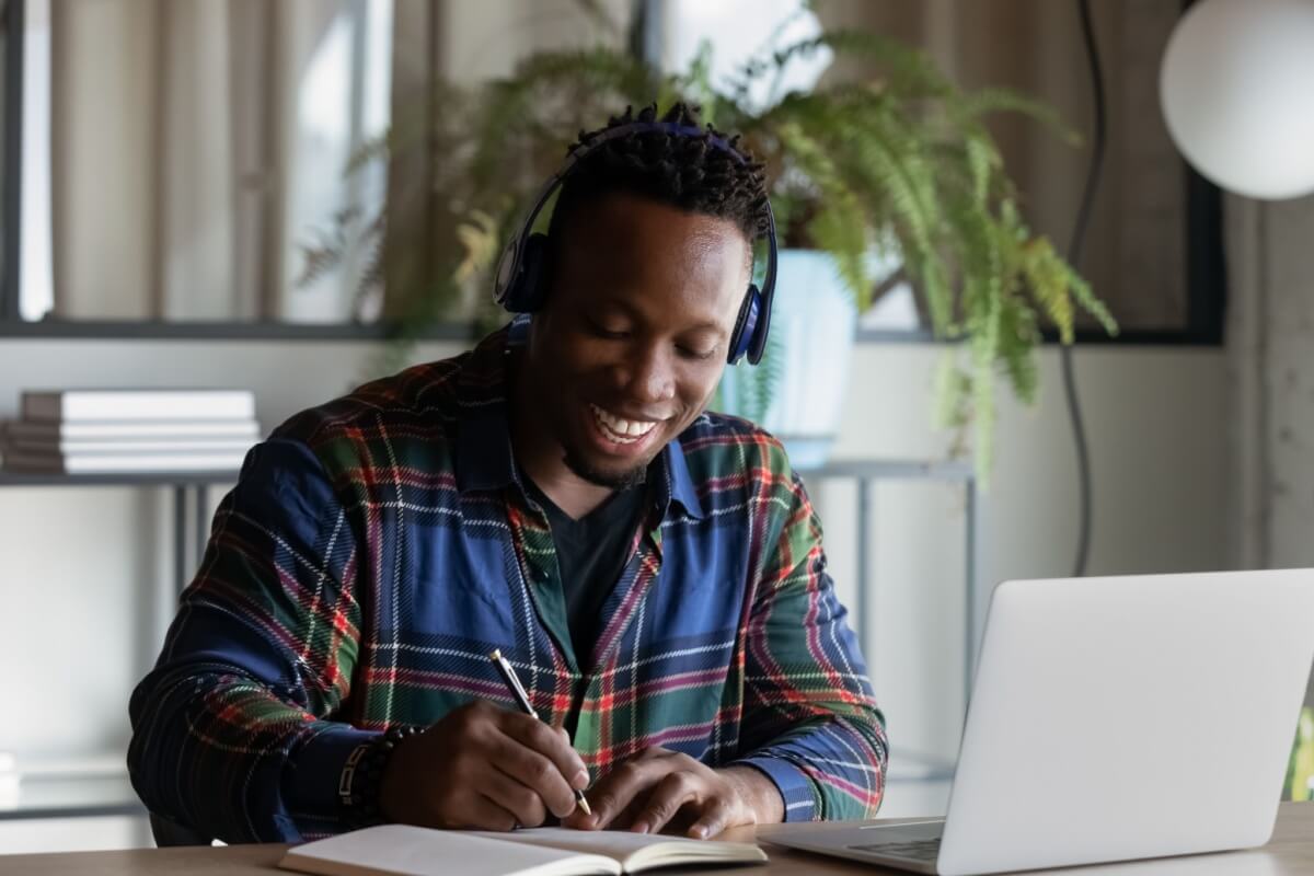 O desenvolvimento profissional envolve a aquisição de novas habilidades (Imagem: fizkes | Shutterstock)