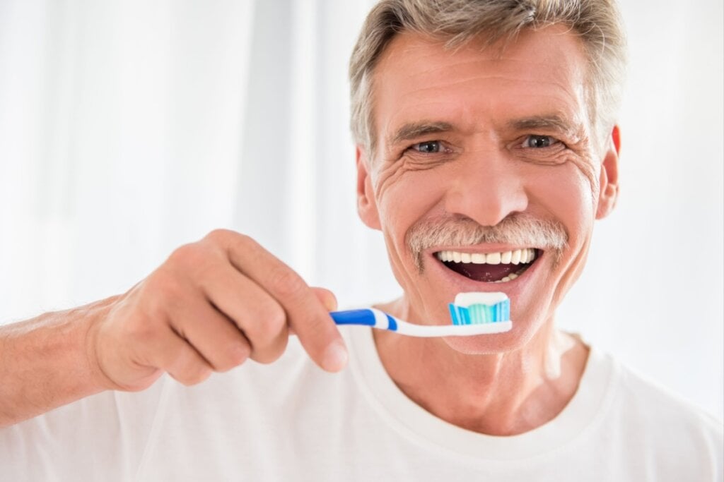 Os cuidados com a sa&uacute;de bucal ajudam a evitar doen&ccedil;as (Imagem: VGstockstudio | Shutterstock)