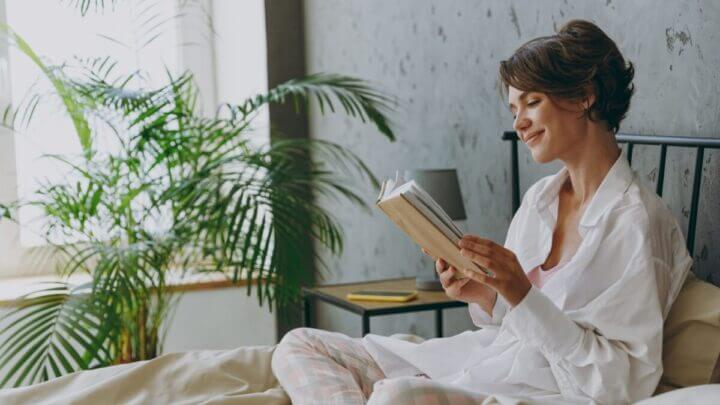 As férias são uma ótima oportunidade para enriquecer a leitura (Imagem: ViDI Studio | Shutterstock)