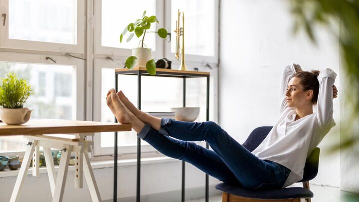 Limpar as energias da casa ajuda a manter o bem-estar físico e emocional (Imagem: pikselstock | Shutterstock)