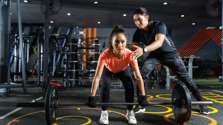 O treino de costas é fundamental para a saúde da coluna (Imagem: TORWAISTUDIO | Shutterstock)