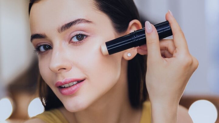 A maquiagem em stick transforma a rotina de beleza com sua praticidade e multifuncionalidade (Imagem: Dmytro Zinkevych | Shutterstock)