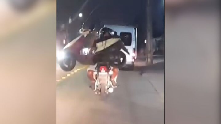 Moto foi flagrada em cima de outra em Joinville (Foto: Reprodução, redes sociais)