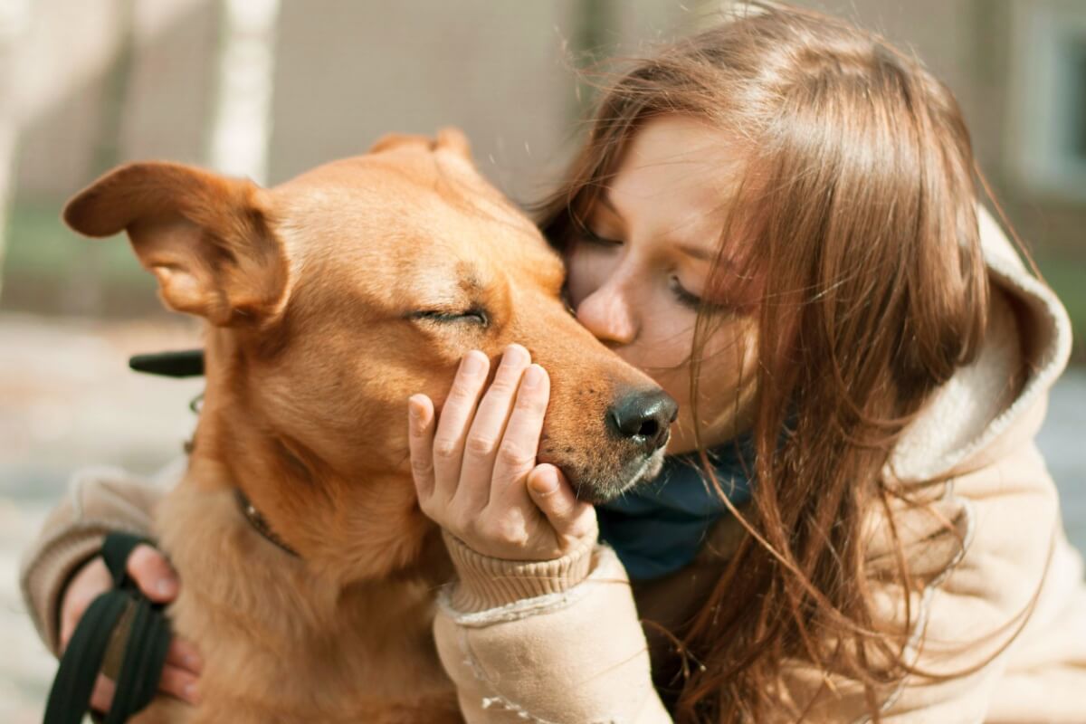 Uma relação próxima com o cachorro facilita a convivência no dia a dia (Imagem: Sopeya | Shutterstock)