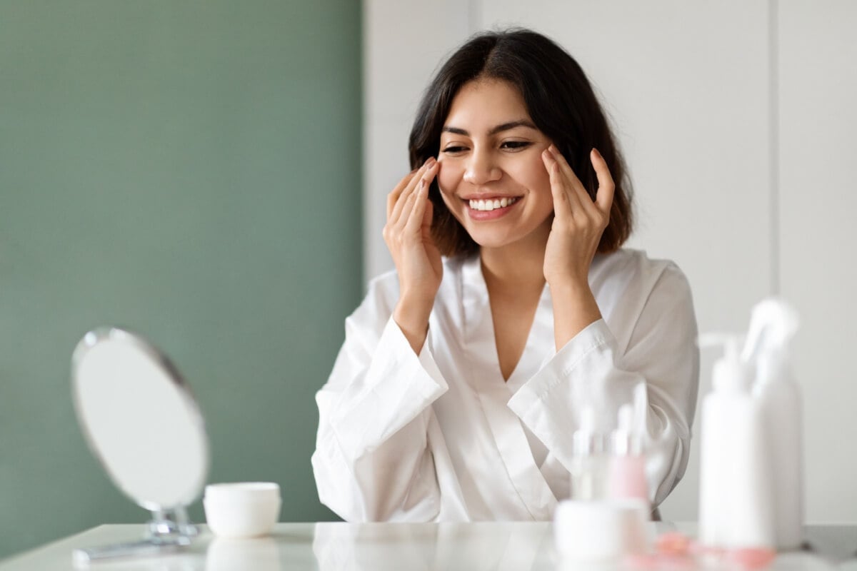 É possível adotar alguns cuidados simples em casa para manter a pele saudável e bonita (Imagem: Prostock-studio | Shutterstock)