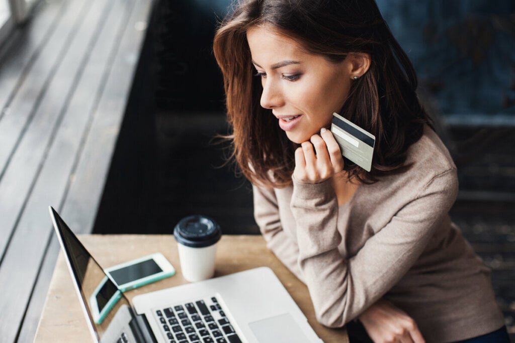 Verificar a reputação das empresas em sites de reclamação aumenta a segurança das compras (Imagem: Kite_rin | Shutterstock)