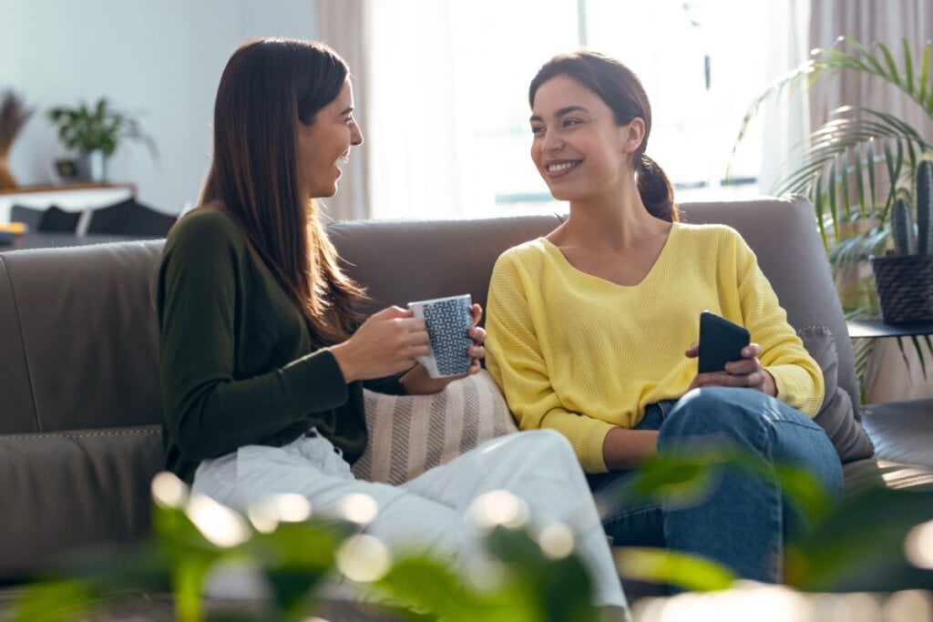 A interação com mulheres que já passaram pela síndrome da impostora pode ajudar a combater esse problema (Imagem: Josep Suria | Shutterstock)