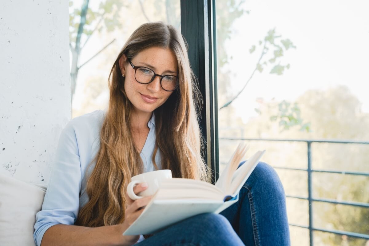 Os livros podem ajudar a ressignificar o luto (Imagem: Inside Creative House | Shutterstock)