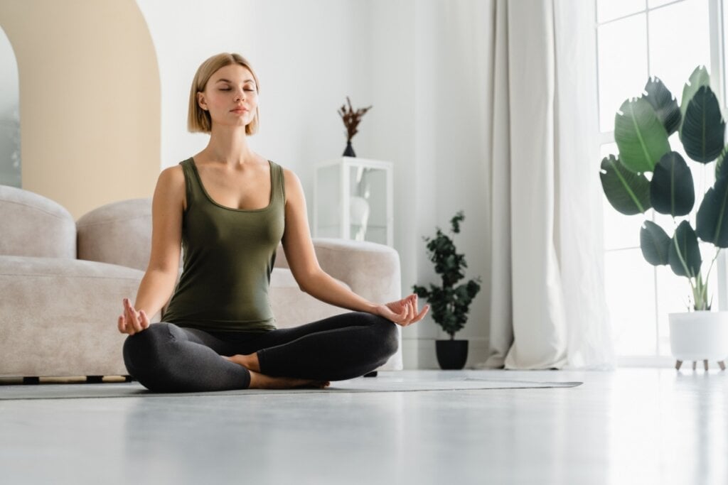 O yoga &eacute; uma &oacute;tima forma de diminuir o estresse (Imagem: Inside Creative House | Shutterstock)
