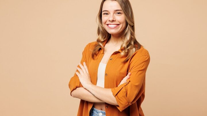 Sorrir movimenta os músculos faciais, mas tem pouca influência no aparecimento de rugas (Imagem: ViDI Studio | Shutterstock)
