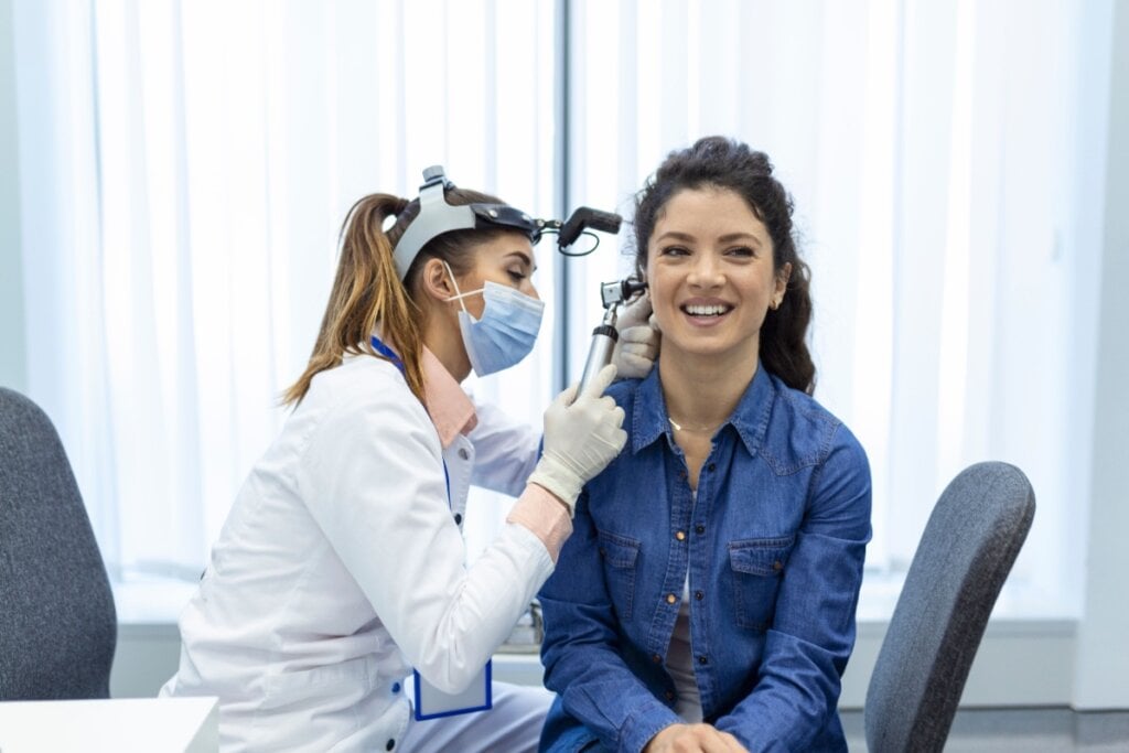 Cuidar da saúde dos seus ouvidos com consultas periódicas e prevenção adequada ajuda a evitar problemas (Imagem: Photoroyalty | Shutterstock)