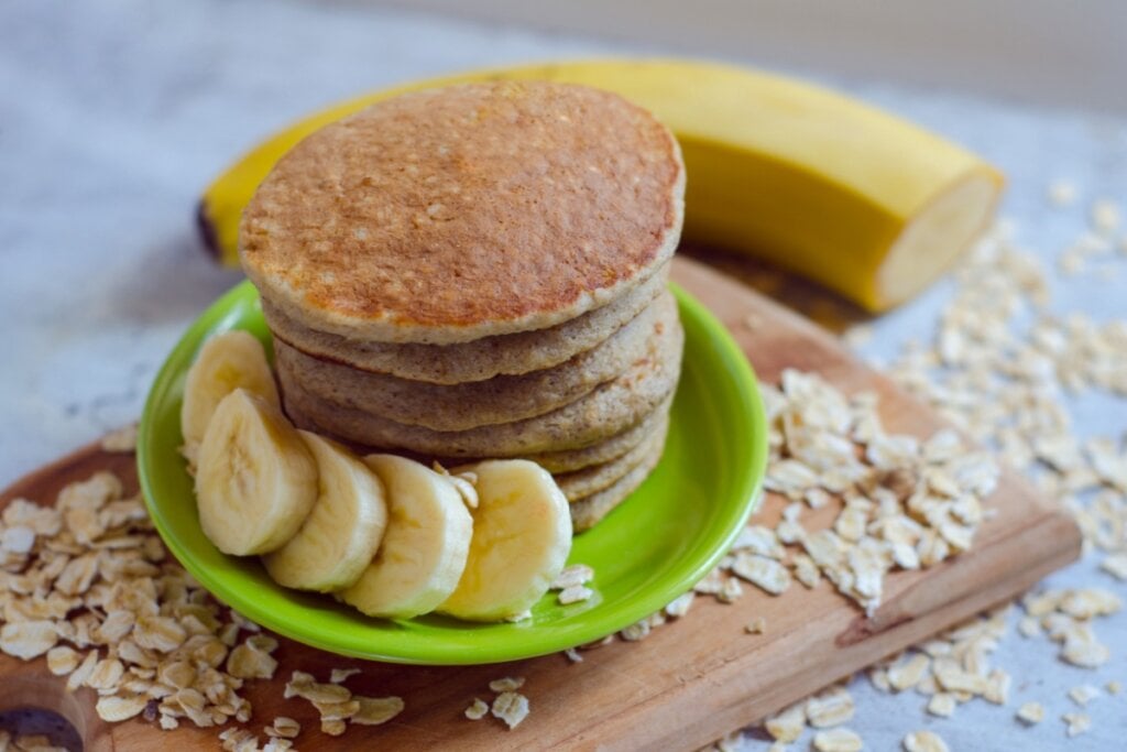 Panqueca integral de aveia e banana (Imagem: Ustynchenko Iryna | Shutterstock)