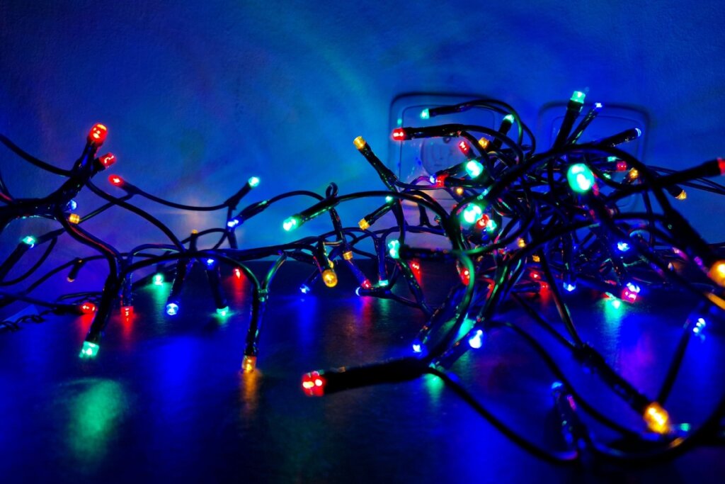 É importante verificar a potência total dos enfeites da decoração de Natal (Imagem: Beekeepx | Shutterstock)