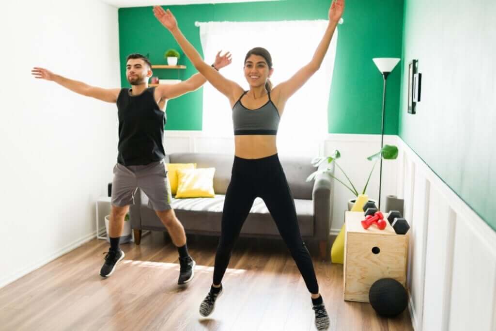 O polichinelo trabalha diversos músculos do corpo (Imagem: antoniodiaz | Shutterstock)