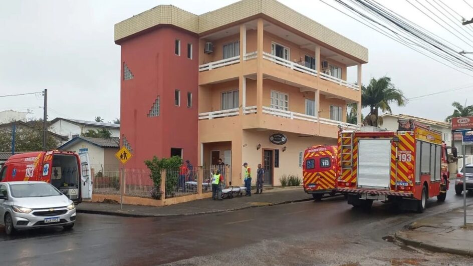 Duas pessoas foram socorridas após rompimento de cabo de elevador de edifício (Foto: Divulgação)