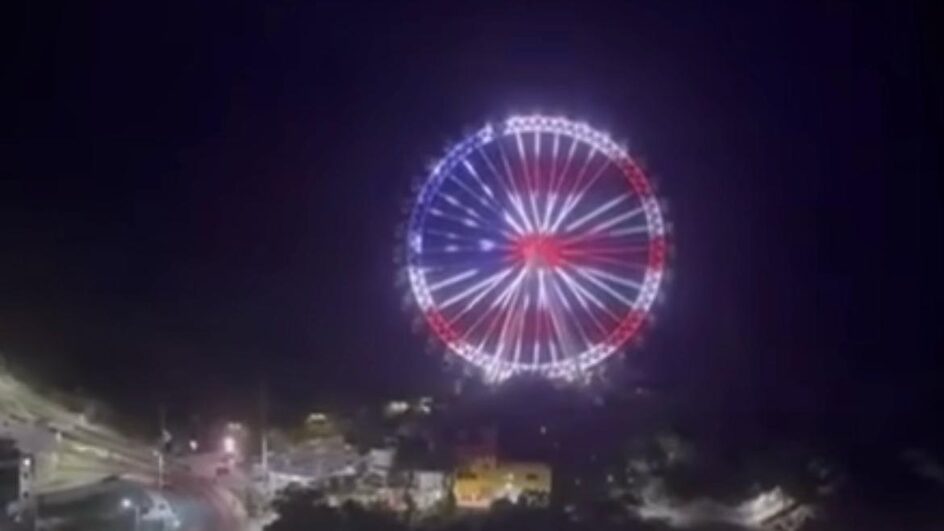Roda gigante projeta bandeira dos EUA