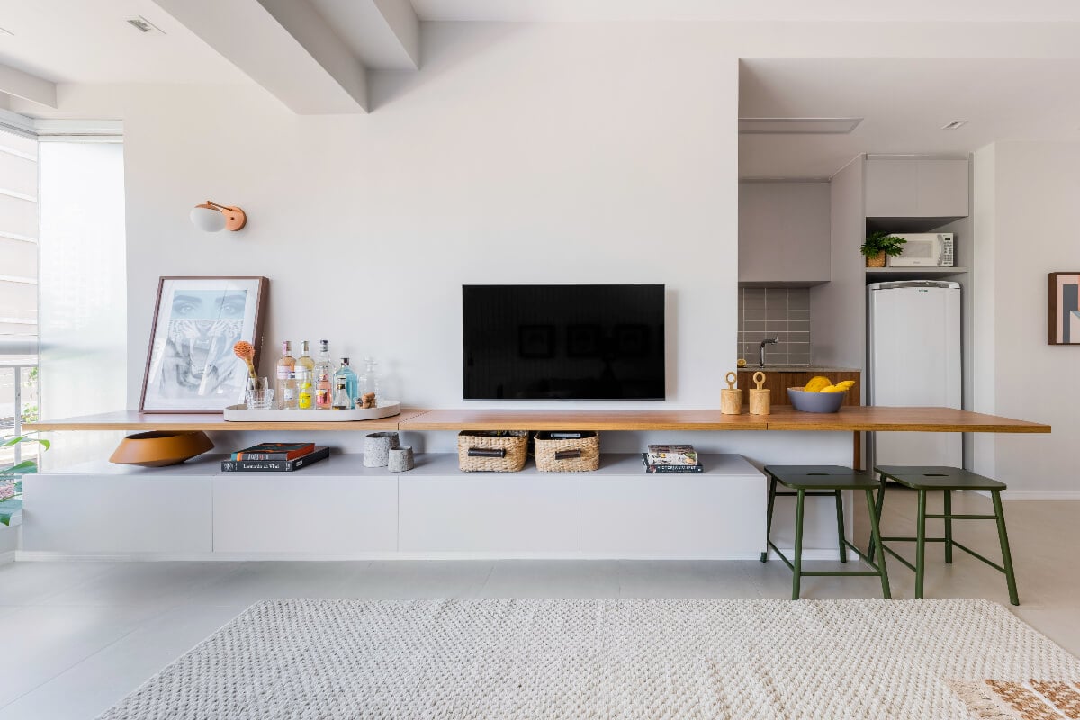É possível aproveitar todos os espaços de um apartamento pequeno (Projeto: Studio Guadix | Imagem: Guilherme Pucci)