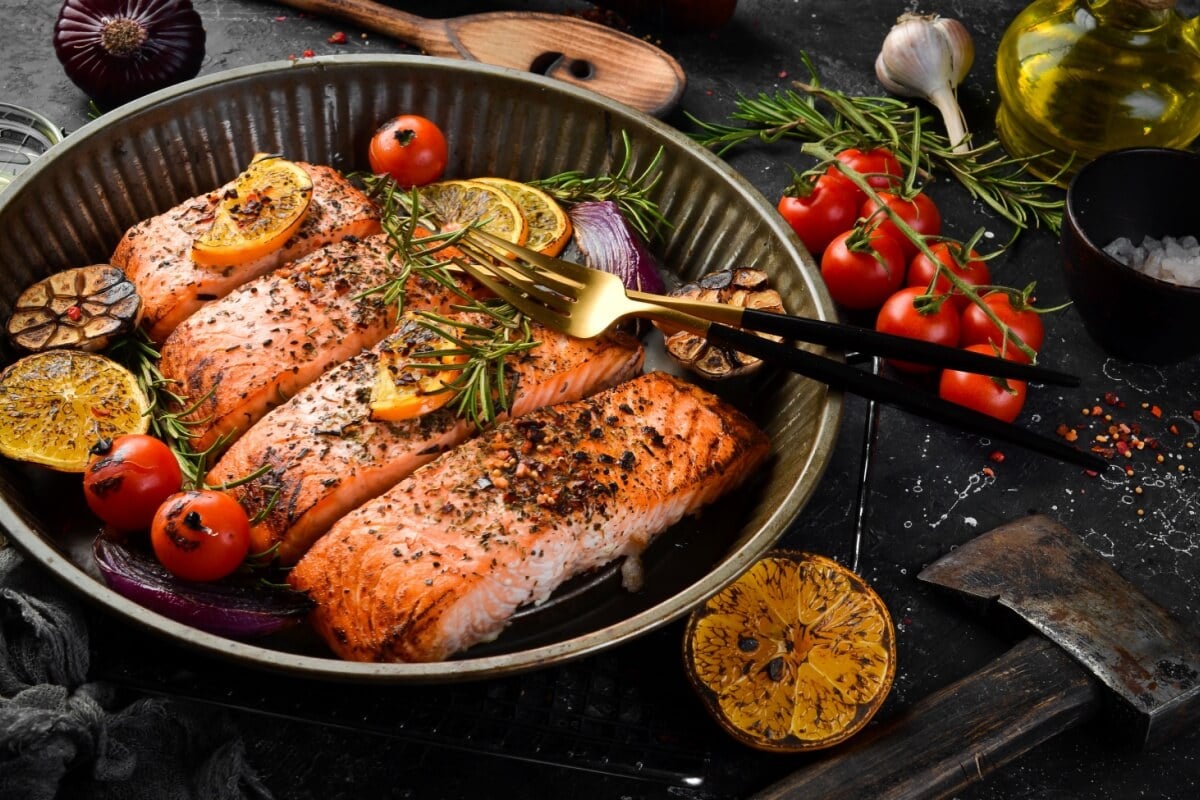 Salmão assado com alecrim (Imagem: YARUNIV Studio | Shutterstock)