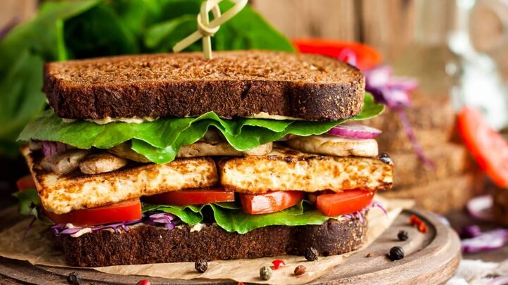 Sanduíche de tofu grelhado (Imagem: Yuliia Holovchenko | Shutterstock)