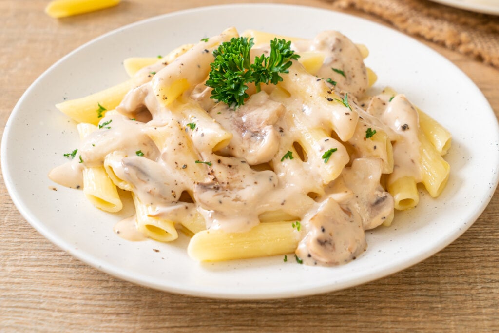 Penne ao molho de cogumelo (Imagem: gowithstock | Shutterstock)
