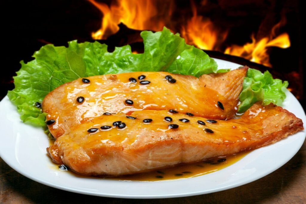 Salmão ao molho de maracujá (Imagem: rocharibeiro | Shutterstock)