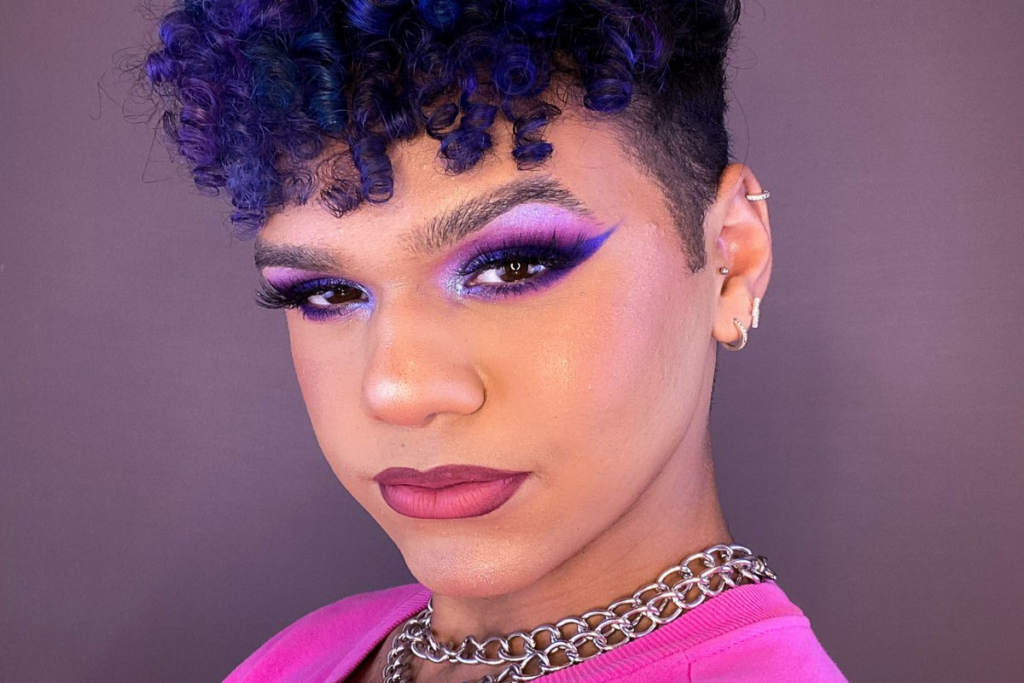 Sombras em cores vibrantes harmonizam bem com peles negras (Imagem: Reprodução digital | Divulgação)