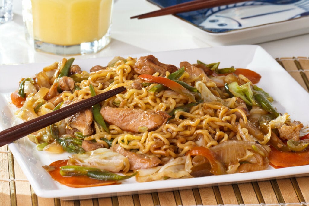 Yakisoba de frango (Imagem: Fernando Branco – AeroCam | Shutterstock)