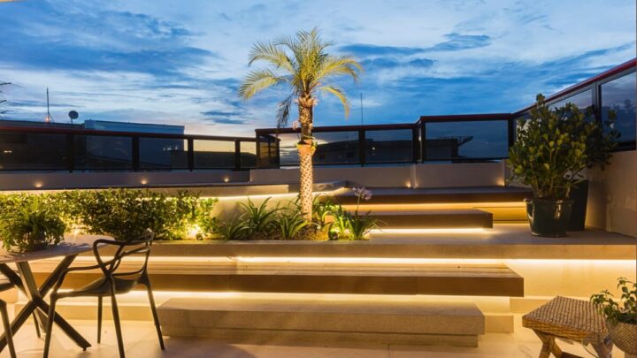 O terraço é ótimo para festas em noites quentes, e luzes de LED podem deixar o espaço iluminado e aconchegante (Projeto: arquiteta Luciana Ballio | Imagem: Emerson Rodrigues)