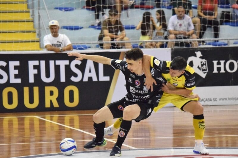 Jaraguá venceu por 4 a 2 o jogo de ida das semifinais do Catarinense contra o Joaçaba - (Foto: Mayelle Hall / Comunicação Joaçaba Futsal)