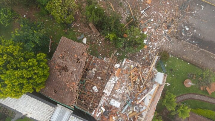 Fotos mostram destruição em Gramado após queda de avião
