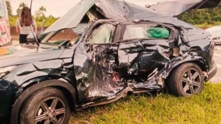 Carro ficou destruído após acidente na BR-101 (Foto: Reprodução, redes sociais)