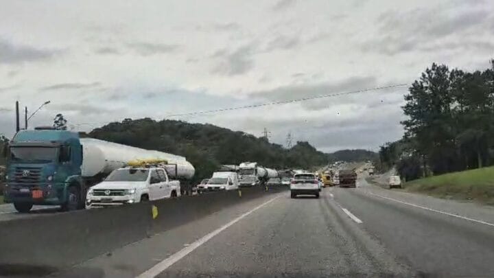 Acidente formou filas quilométricas na BR-101 (Foto: Reprodução, redes sociais)