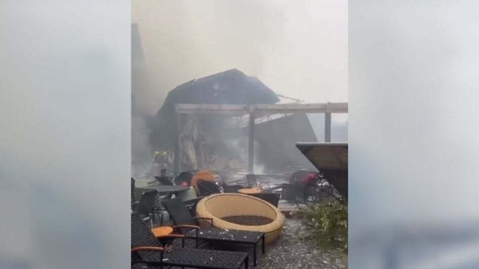 Avião cai em avenida e pega fogo em Gramado no RS (3)