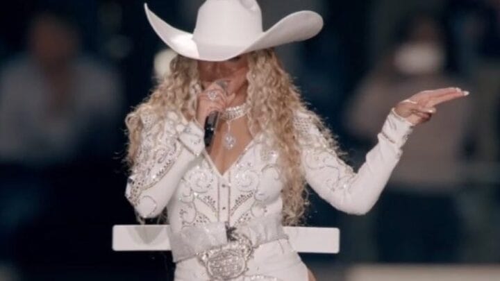 Na era country, Beyoncé leva família toda para apresentação no jogo de Natal da NFL; assista