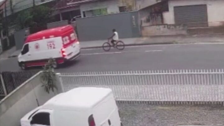 Acidente ocorreu no bairro Iririú (Foto: Reprodução, redes sociais)