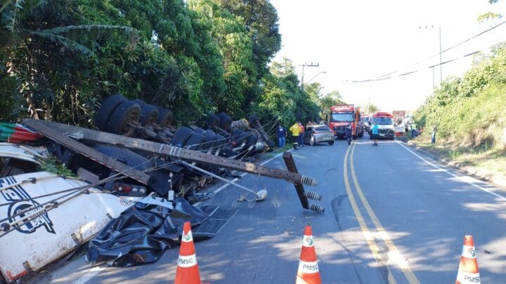 Acidente com carreta aconteceu na SC-407 em Biguaçu (Foto: CBMSC, Divulgação)