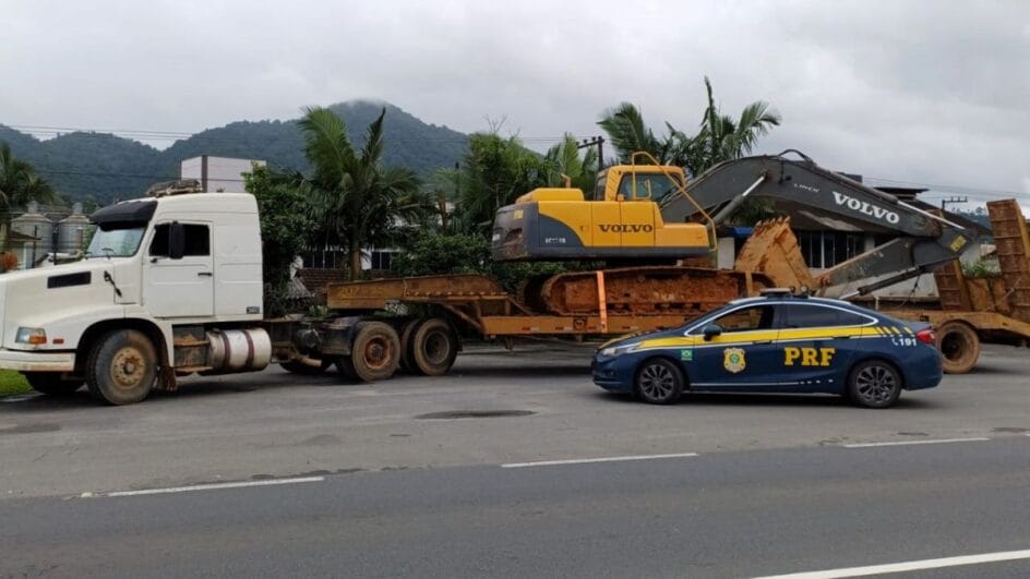 Carreta transportava escavadeira solta (Foto: PRF, Divulgação)