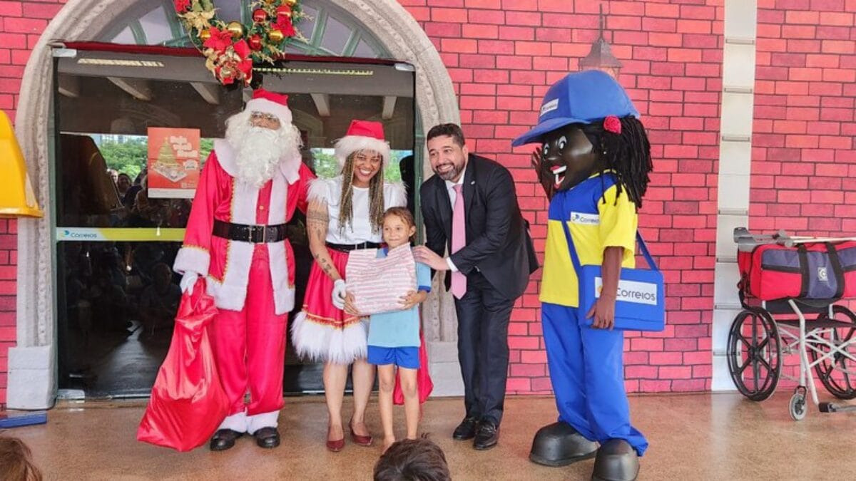 Cartinhas ao Papai Noel Correios atende mais de 370 mil pedidos de crianças neste Natal