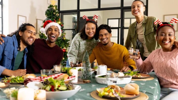 Dicas simples ajudam a economizaria na Ceia de Natal sem perder a magia da celebração (Imagem: wavebreakmedia | Shutterstock)