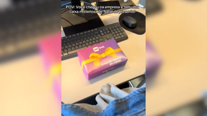 Chefe surpreende funcionários de empresa de SC com presente “misterioso” de Natal_ “É um iPhone”