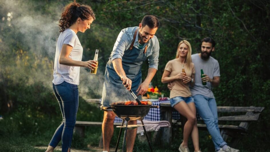 Os churrascos têm começado a ocupar espaço nas festas de fim de ano (Imagem: bbernard | Shutterstock)
