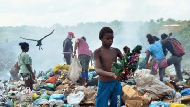 Como foto de menino com árvore de Natal no lixão causou choque de realidade a alunos de SC